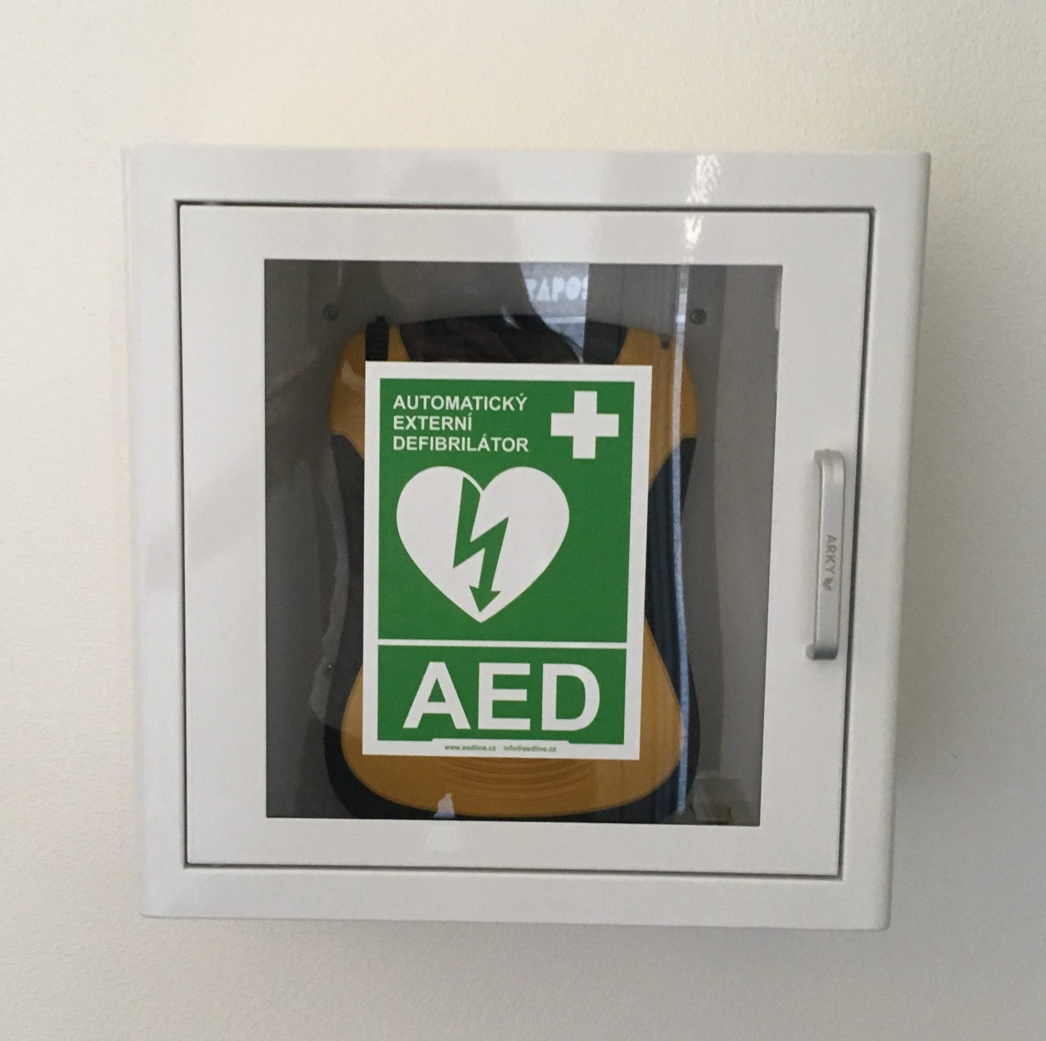 AED defiblirátor na naší budově